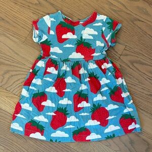 EUC Mini Boden strawberry cloud cloud short sleeve dress, size 4-5